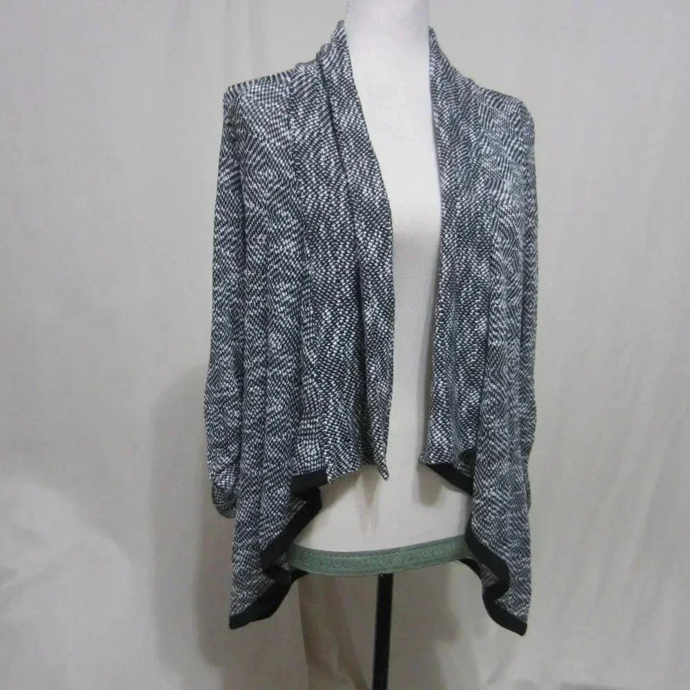 - EUC‎ MAUVE SZ MED/BLK/WHT SWEATER